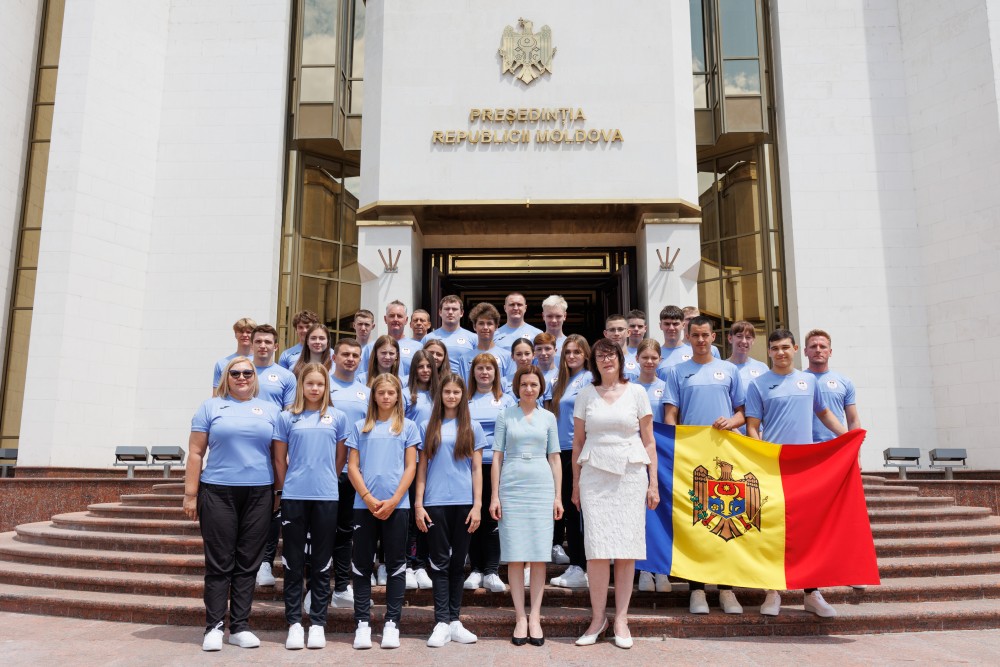 Maia Sandu a transmis Drapelul de stat sportivilor care reprezintă Moldova la Festivalul Olimpic al Tineretului din Europa